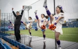 Des membres de l'"oendan" de l'Université Meiji encouragent leur équipe lors d'un match de baseball, le 13 mai 2023 à Tokyo