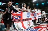 Des supporters anglais célèbrent la victoire de leur équipe sur le Danemark en demi-finale de l'Euro le 7 juillet 2021 à Wembley