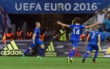 L'attaquant Kolbeinn Sigthorsson (à gauche) auteur du 2e but islandais face à l'Angleterre, en 8e de finale de l'Euro, à Nice, le 27 juin 2016