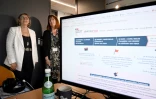 La ministre de l'Enseignement supérieur et de la Recherche, Sylvie Retailleau (L), visite le siège de Parcoursup à Toulouse, dans le sud-ouest de la France, le 12 juin 2023
