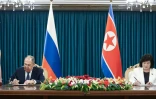 Le ministre russe des Affaires étrangères Sergueï Lavrov rencontre son homologue nord-coréenne Choe Son Hui, le 12 juillet 2025 à Wonsan, en Corée du Nord
