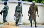 Des soldats rebelles près de l'entrée du quartier général de l'armée ivoirienne à Abidjan le 12 mai 2017