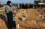 Une femme palestinienne prie devant des tombes dans un cimetière de Khan Younès dans le sud de la bande de Gaza le 26 février 2024
