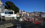 Une terrasse panoramique sur la toit de Memmo Alfama hôtel à Lisbonne, le 2 août 2017