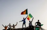 Des sympathisants du candidat antisystème à la présidentielle Bassirou Diomaye Faye, lors d'un rassemblement à Mbour, le 22 mars 2024 au Sénégal