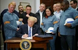 Donald Trump signant les taxes sur les importations d'acier et d'aluminium aux côtés de travailleurs du secteur à la Maison Blanche le 8 mars 2018