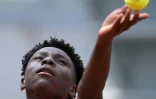 Le Français Moïse Kouame sert face au Polonais Tomasz Berkieta lors de leur quart de finale du simple junior masculin de Roland-Garros, le 6 juin 2024 à Paris