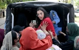Des policières en civil interpellent une militante du collectif de défense des droits des femmes Aurat March avant un rassemblement pour la Journée internationale des droits des femmes, le 8 mars 2026 à Islamabad