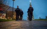 Des gendarmes à Tours sur un marché de Noël, le 23 décembre 2016