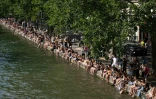 Sur le bord du canal Saint-Martin Ă Paris le 20 juin 2026