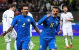 Le milieu de terrain brésilien Philippe Coutinho (D)célèbre son but marqué contre la Russie auprès du défenseur Dani Alves (G), lors d'un match amical à Moscou, le 23 mars 2018