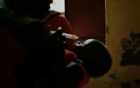 Une mère nourrit son enfant dans un service de malnutrition d'un hôpital, près de Kauda, dans les Monts Nouba, le 15 juin 2024 au Soudan