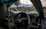 Des indonésiens sur une plage de Palu, dans l'île des Célèbes, après un séisme et le passage d'un tsunami, le 29 septembre 2018