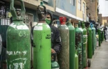 Des habitants de Callao font la queue pour remplir des bouteilles d'oxygène, le 3 juin 2020 au Pérou