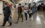 Des Afghans à leur arrivée à l'aéroport de Dulles, après leur évacuation, le 23 août 2021 en Virginie