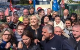 Marine Le Pen (c), candidate FN à la présidentielle, le 26 avril 2017 à Amiens