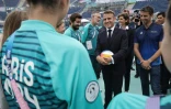 Le président Emmanuel Macron avec le patron du comité des Jeux de Tony Estanguet à Paris, le 24 juillet 2024, à quelques jours du coup d'envoi des JO