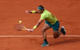 L'Espagnol Rafael Nadal effectue une volée face au Canadien Felix Auger-Aliassime, en 8e de finale du tournoi de Roland-Garros, le 29 mai 2022