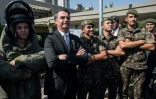 Le candidat d'extrême droite à la présidentielle brésilienne Jair Bolsonaro pose avec des militaires le 3 mai 2018 à Sao Paulo 