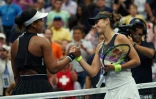 Belinda Bencic (à droite) salue Naomi Osaka après l'avoir battue en 8e de finale de l'US Open, le 2 septembre à New York.