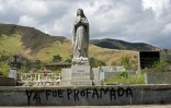 Un grafiti sur une tombe du cimetière de Caracas indique qu'elle a été profanée, le 4 février 2021