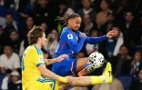 L'attaquant français Bradley Barcola (à droite) face au défenseur ukrainien Illia Zabarnyi (à gauche) lors du match de qualification pour le Mondial-2026 face à l'Ukraine, au Parc des Princes, le 13 novembre 2025