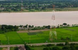 Des lignes à haute tension, au-dessus du Mékong dans le district laotien de Hadxayfong, près de Vientiane, le 22 août 2026  