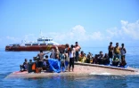 Des réfugiés rohingyas attendent d'être secourus après le naufrage de leur bateau, au large de la région d'Aceh, en Indonésie, le 21 mars 2024
