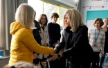 Brigitte Macron rencontre des enfants de réfugiés ukrainiens dans une école d'Epinay-sur-Seine au nord de Paris, le 15 mars 2022