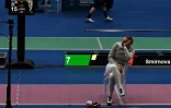 La Russe Anna Smirnova refuse de quitter la piste et attend que son adversaire ukrainenne Olha Kharlan lui serre la main aux Mondiaux d'escrime le 27 juillet 2023 à Milan