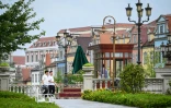 Des employés entrent dans le centre de données au style européen de l'entreprise technologique chinoise Huawei, situé dans la nouvelle zone de Guian, à Guiyang , dans la rovince du Guizhou, le 24 juillet 2026 dans le sud-ouest de la Chine