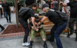 Des policiers interpellent une femme lors d'une manifestation contre les arrestations et le ciblage croissant des militants LGBTQ, le 15 septembre 2026 à Ankara 