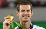 L'Ecossais Andy Murray pose avec sa médaille d'or sur le podium après la finale du tournoi olympique face à l'Argentin Juan Martin Del Potro, le 14 août 2016 à Rio
s