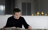 L'artiste français Jean-Michel Othoniel dans son atelier de Montreuil, près de Paris, le 27 février 2025
