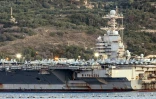 Le porte-avions américain USS Gerald Ford à quai dans la baie de Souda, sur l'île grecque de Crète, en Méditerranée, le 24 février 2026