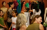 Des Palestiniennes et leurs filles regardent les robes créées par Rami Kashou, à Ramallah le 27 juillet 2016