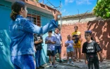 Des enfants et adolescents participent à un atelier musical dans une école dédiée à la tradition orale du "repentismo", une forme de joute poétique, dans la ville de Güines, à Cuba le 8 mars 2025