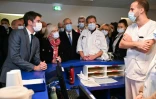Le Premier ministre Gabriel Attal (g) et la nouvelle ministre du Travail, de la Santé et des Solidarités, Catherine Vautrin (2e g) en visite au centre hospitalier universitaire de Dijon, le 13 janvier 2023 en Côte d'Or