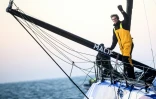 Charlie Dalin à bord de son Imoca 60 "Macif" juste après le passage de la ligne d'arrivée du Vendée Globe, le 14 janvier 2025.