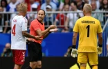 Les Danois Simon Kjaer et Kasper Schmeiche contestent le penalty accordé à l'Australie par l'arbitre Antonio Mateu Lahoz, avec l'aide de la vidéo, le 21 juin 2018 à Samara