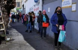 Des personnes font la queue devant un supermarché avant le début du confinement, le 12 juin 2020 à Valparaiso, au Chili