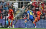 Le gardien gallois Wayne Hennessey sauve son équipe sur une frappe ukrainienne à Cardiff, le 5 juin 2022.