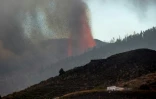 Le mont Cumbre Vieja en éruption, vu depuis Los Llanos de Aridane, sur l'île de La Palma, dans l'archipel espagnol des Canaries, le 20 septembre 2021