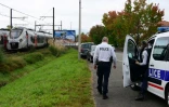 Des policiers près de la gare de Saint-Jean-de-Luz-Ciboure où trois personnes sont mortes percutées par un train, le 12 octobre 2021