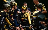 Le coureur danois de Jumbo-Visma, Jonas Vingegaard (au centre), avant une séance d'entraînement, entouré de ses coéquipiers, le 29 juin 2023, deux jours avant le départ de la 110e édition du Tour de France cycliste, à Bilbao, dans le nord de l'Espagne