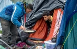 Des hommes se préparent à manger dans le camp de migrants de Grande-Synthe, près de Dunkerque, dans le nord de la France, le 20 octobre 2015