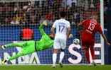 Le gardien parisien Gianluigi Donnarumma détourne un penalty du Brestois Islam Slimani (d) sous les yeux du milieu parisien Vitinha, le 10 septembre 2022 au Parc des Princes  