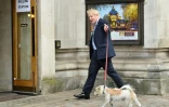 Le Premier ministre britannique Boris Johnson arrive au bureau de vote pour les élections locales, le 5 mai 2022