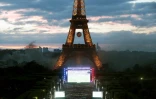 Des supporteurs de foot regardent un match sur écran géant pendant l'euro-2016 dans la fanzone installée sur le Champ-de-Mars à Paris le 10 juillet 2016