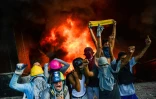 Des manifestants s'en prennent à un bâtiment de la Cour suprême de Justice, le 12 juin 2017 à Caracas, au Venezuela